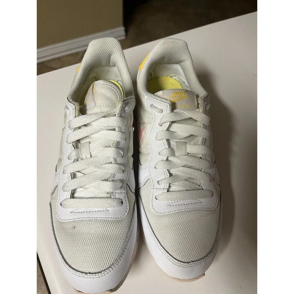 Nike‎ Internationalist Womens 6.5 White Pink Running Casual Sneakers Shoes